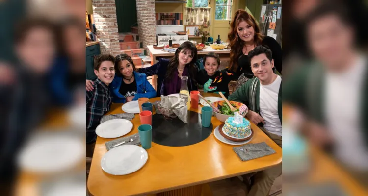 Selena, por sua vez, vai atuar como produtora e deve retornar como Alex Russo em uma participação especial logo no primeiro episódio.