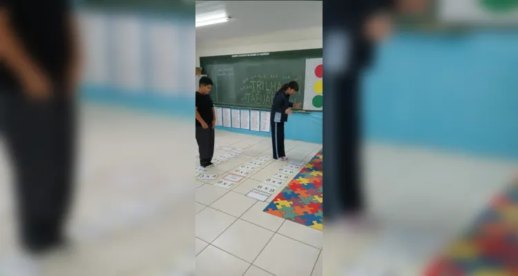 Dinâmica contribuiu para ampla diversão dos educandos em sala de aula.