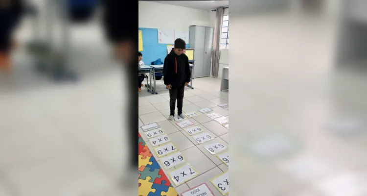 Dinâmica contribuiu para ampla diversão dos educandos em sala de aula.