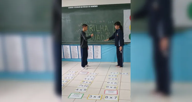 Dinâmica contribuiu para ampla diversão dos educandos em sala de aula.