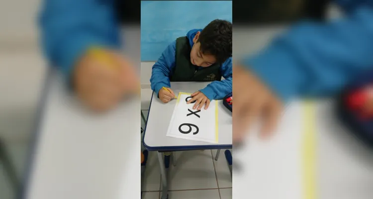 Dinâmica contribuiu para ampla diversão dos educandos em sala de aula.