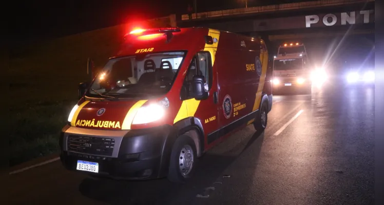 Carro capota na Avenida Presidente Kennedy e motorista é resgatado com ferimentos