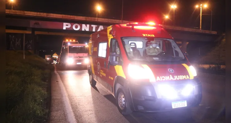 Jovem perde o controle do carro e capota na Avenida Presidente Kennedy