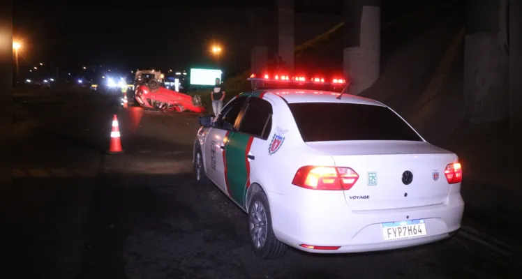 Carro capota na Avenida Presidente Kennedy e motorista é resgatado com ferimentos