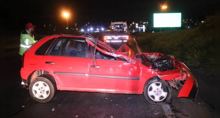 Carro capota na Avenida Presidente Kennedy e motorista é resgatado com ferimentos