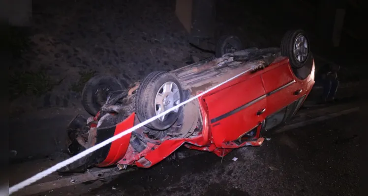 Carro capota na Avenida Presidente Kennedy e motorista é resgatado com ferimentos