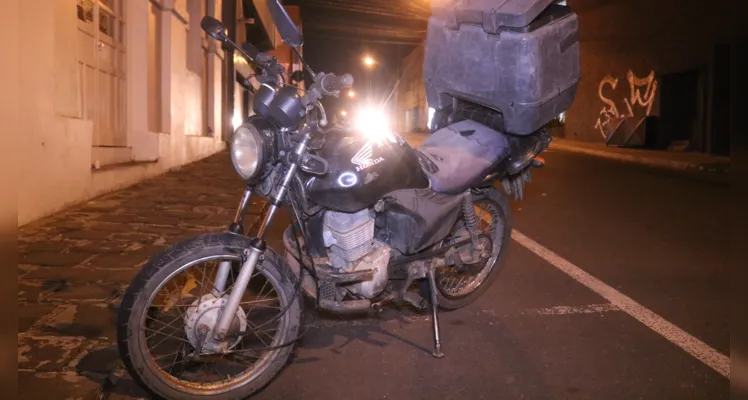 Motociclista fica ferido em colisão com carro em PG