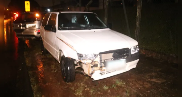 O carro teve parte da frente arrancada