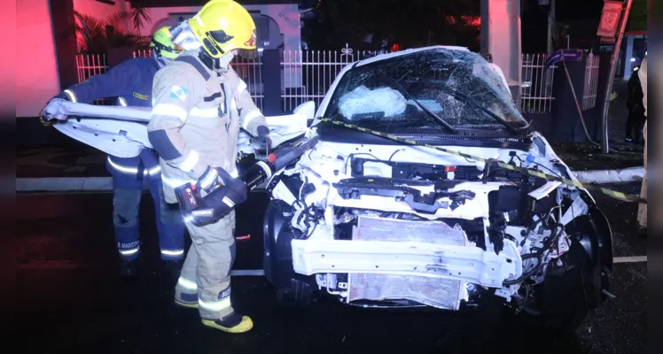 Acidente aconteceu na madrugada deste sábado (18) 