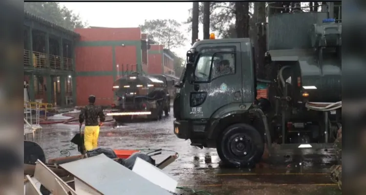 Militares do Exército de PG limpam escolas no Rio Grande do Sul