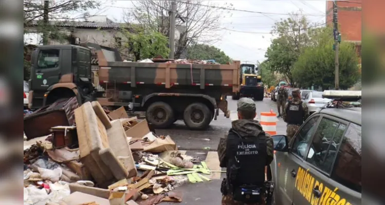 Militares do Exército de PG limpam escolas no Rio Grande do Sul