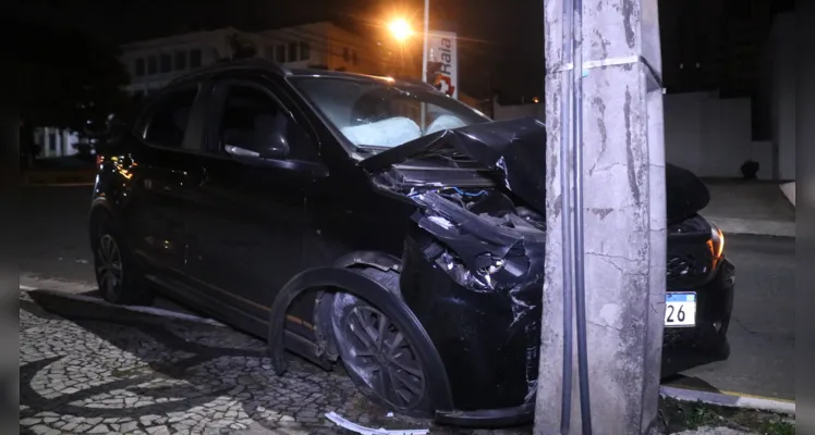 Quatro rapazes ficam feridos após carro colidir contra poste em PG