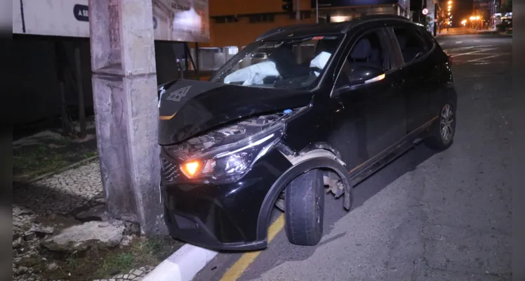 Quatro rapazes ficam feridos após carro colidir contra poste em PG