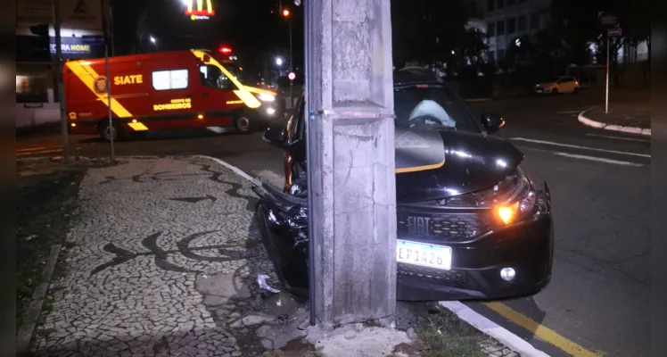 Quatro rapazes ficam feridos após carro colidir contra poste em PG