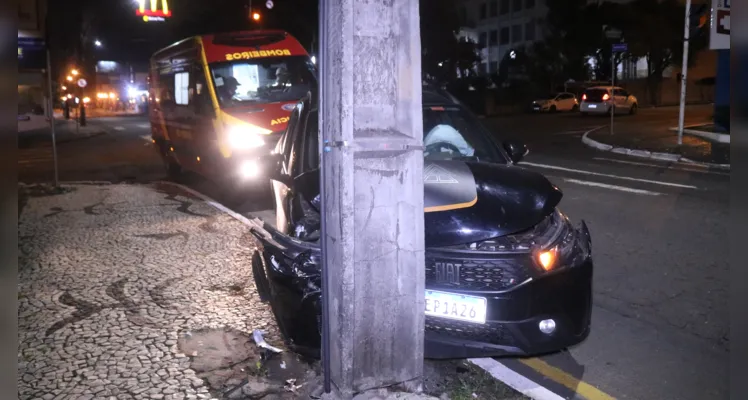 Quatro rapazes ficam feridos após carro colidir contra poste em PG