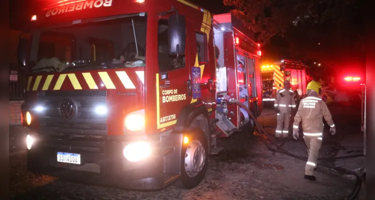 Fogo consome casa e deixa uma pessoa ferida na Santa Paula