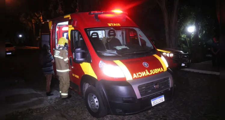 Fogo consome casa e deixa uma pessoa ferida na Santa Paula