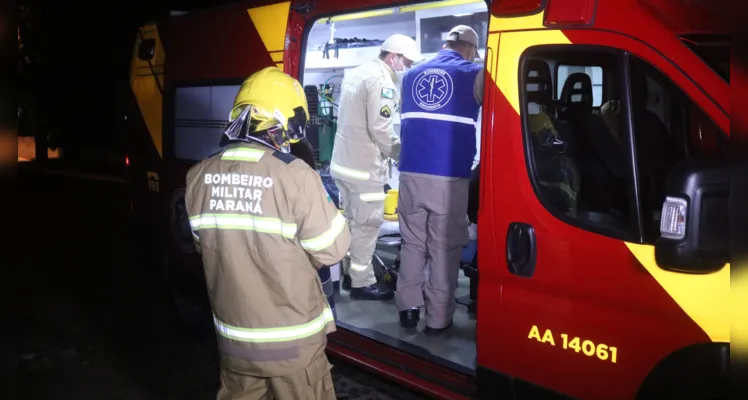 Fogo consome casa e deixa uma pessoa ferida na Santa Paula