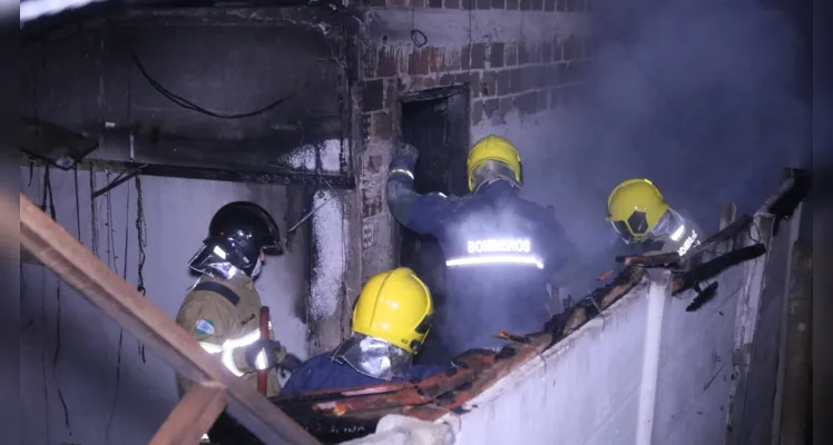 Fogo consome casa e deixa uma pessoa ferida na Santa Paula