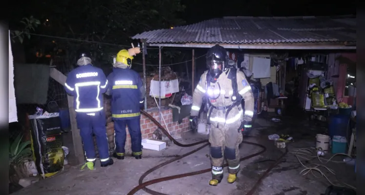 Fogo consome casa e deixa uma pessoa ferida na Santa Paula