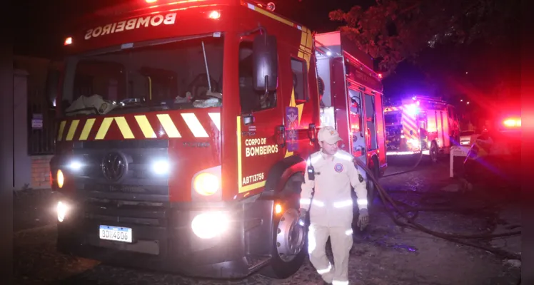 Fogo consome casa e deixa uma pessoa ferida na Santa Paula