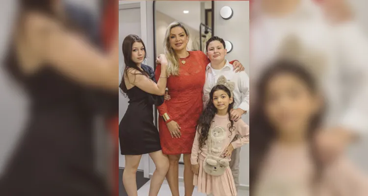 Priscila S. Pimentel e seus filhos Luiza Helena Pimentel Maria Heloísa Pimentel e Delmar Neto.