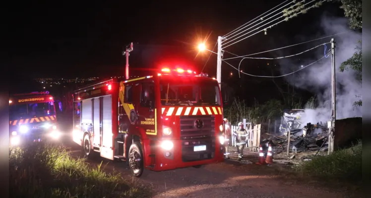 Fogo consumiu a casa na madrugada desta sexta-feira (07)