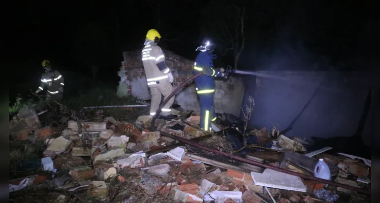 Corpo de Bombeiros foi acionado para conter as chamas