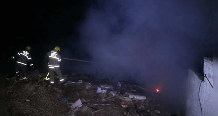 Corpo de Bombeiros foi acionado para conter as chamas