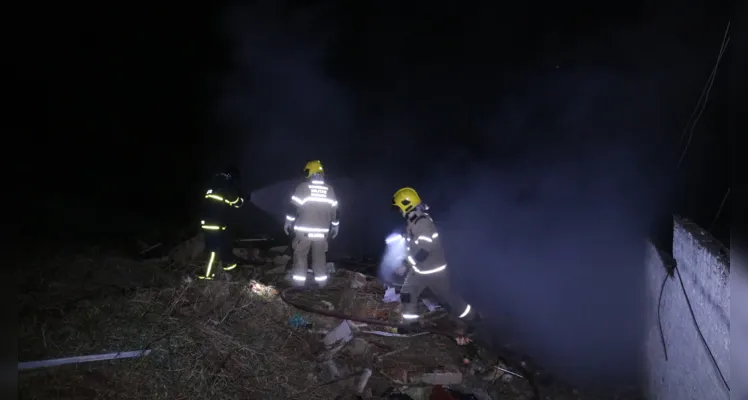 Corpo de Bombeiros foi acionado para conter as chamas