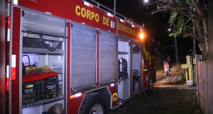 Corpo de Bombeiros foi acionado para conter as chamas