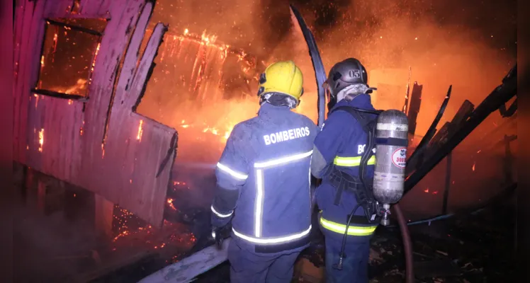 Fogo consumiu a casa na madrugada desta sexta-feira (07)