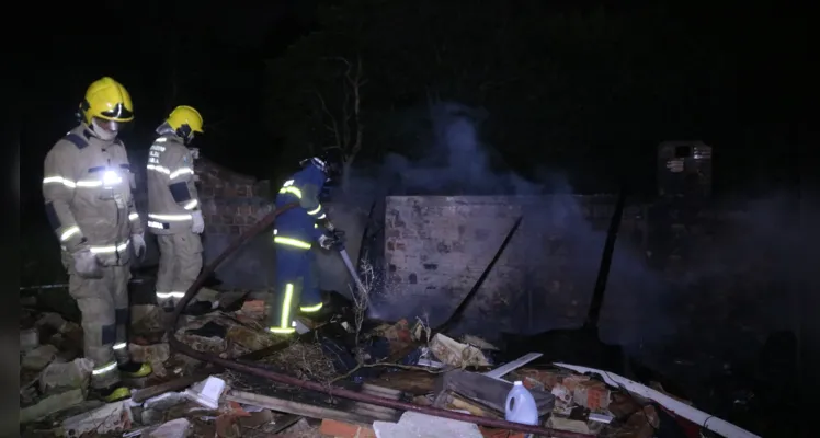 Corpo de Bombeiros foi acionado para conter as chamas