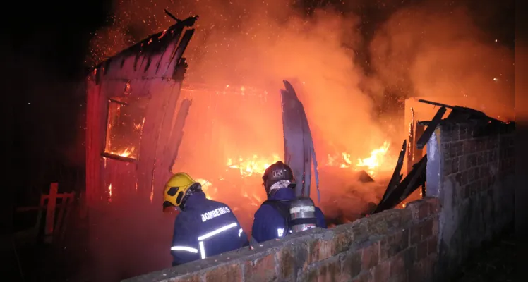 Fogo consumiu a casa na madrugada desta sexta-feira (07)