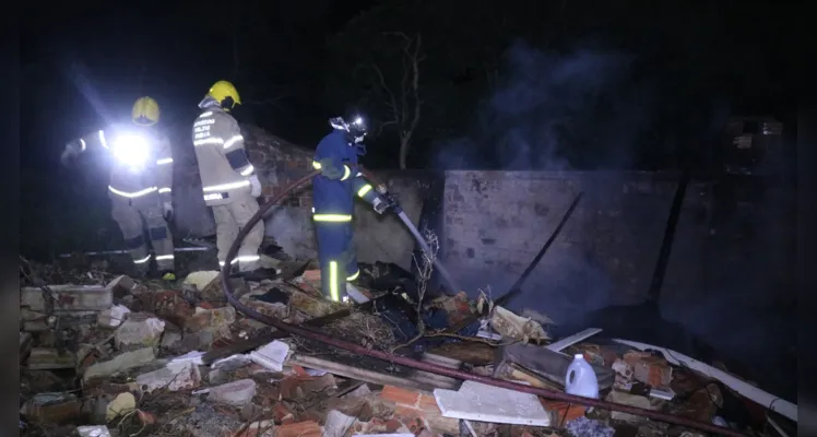 Corpo de Bombeiros foi acionado para conter as chamas