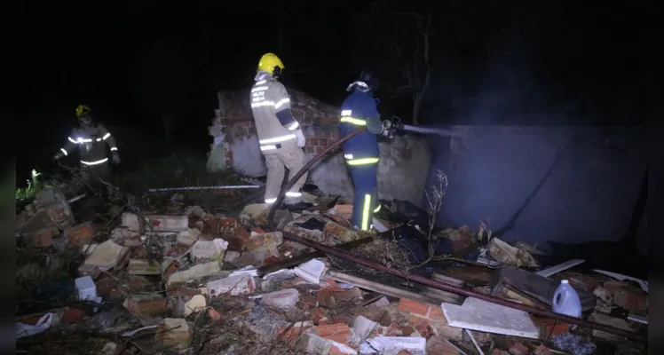 Corpo de Bombeiros foi acionado para conter as chamas