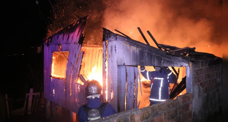 Fogo consumiu a casa na madrugada desta sexta-feira (07)