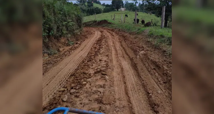 Moradores de Itaiacoca reclamam das condições da estrada 