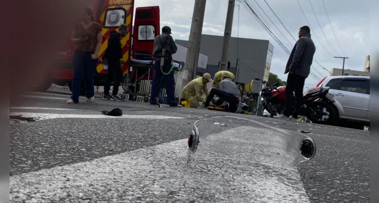 Carro e moto colidem na região central de PG na manhã deste sábado (29)