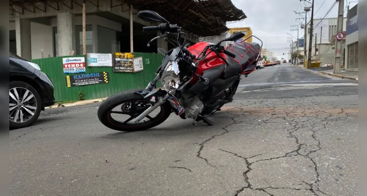 Carro e moto colidem na região central de PG na manhã deste sábado (29)