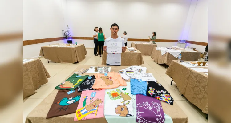 Bruno, de 20 anos, é o responsável pela criação dos desenhos de capivaras que ilustram as camisetas comercializadas pela artesã Eliane Richards
