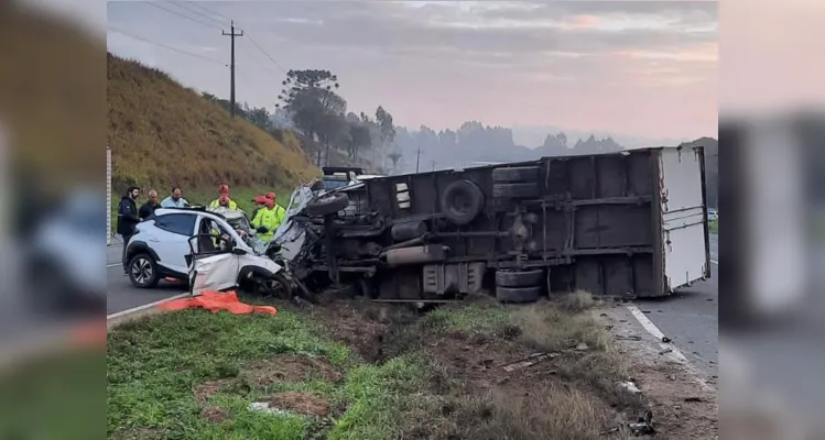 Colisão envolveu um carro e um caminhão, no km 292, sentido Castro a Carambeí