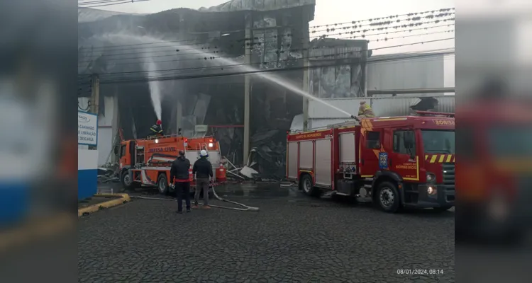 Incêndio começou na madrugada desta quinta-feira (01)