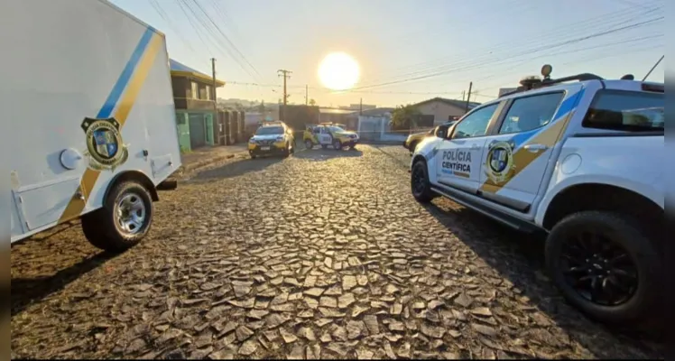 Homicídio aconteceu na manhã desta quinta-feira (25), na rua Erveira, em Ponta Grossa