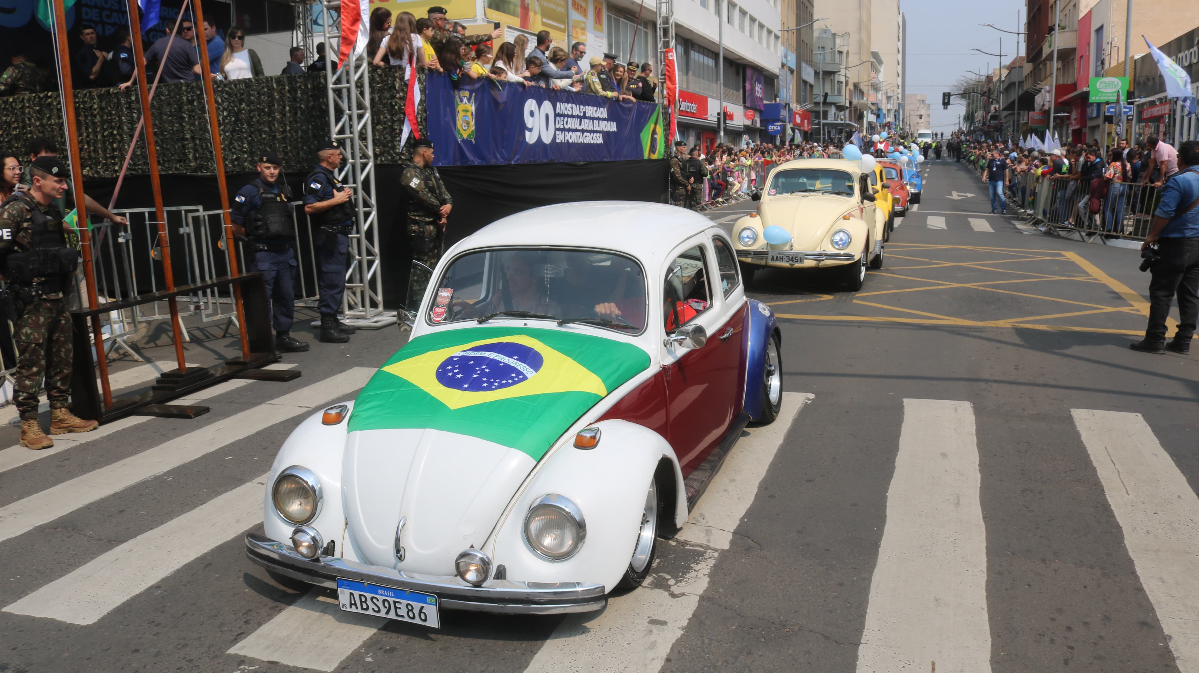 Desfile percorreu as principais ruas e avenidas de Ponta Grossa na manhã deste sábado (07)