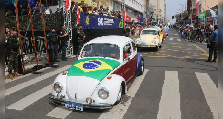 Desfile percorreu as principais ruas e avenidas de Ponta Grossa na manhã deste sábado (07)