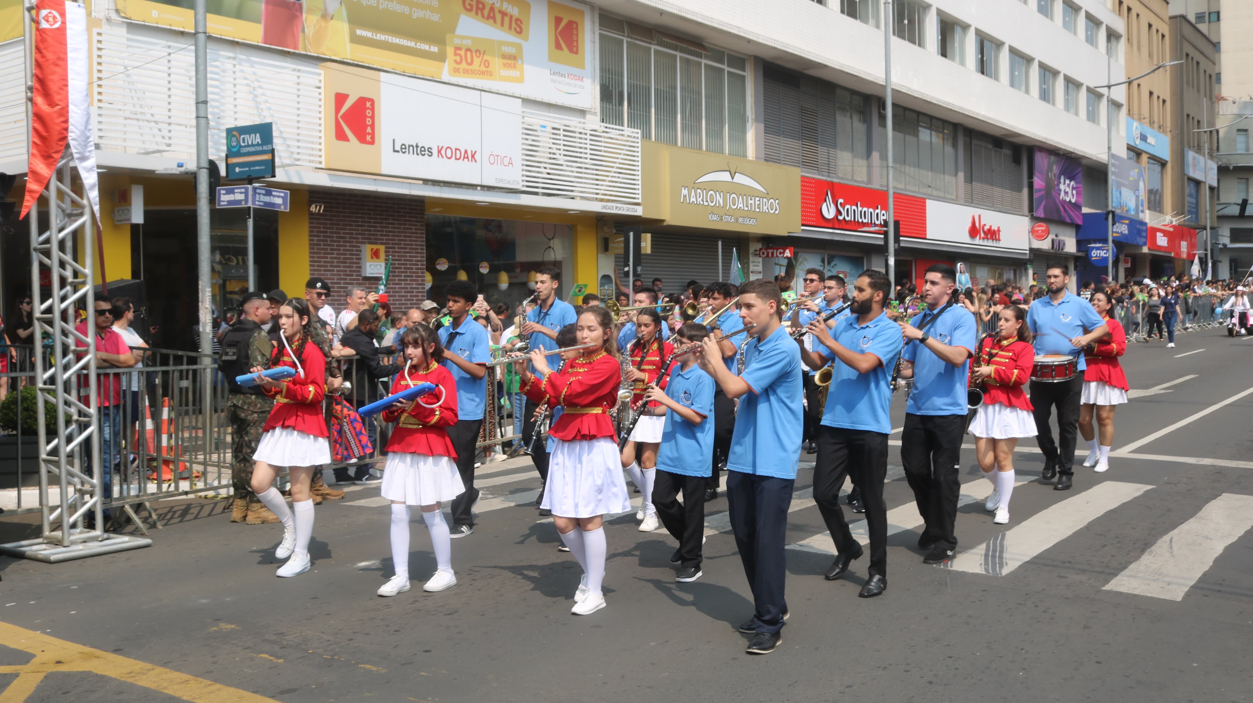 Desfile percorreu as principais ruas e avenidas de Ponta Grossa na manhã deste sábado (07)