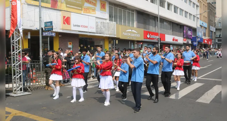 Desfile percorreu as principais ruas e avenidas de Ponta Grossa na manhã deste sábado (07)