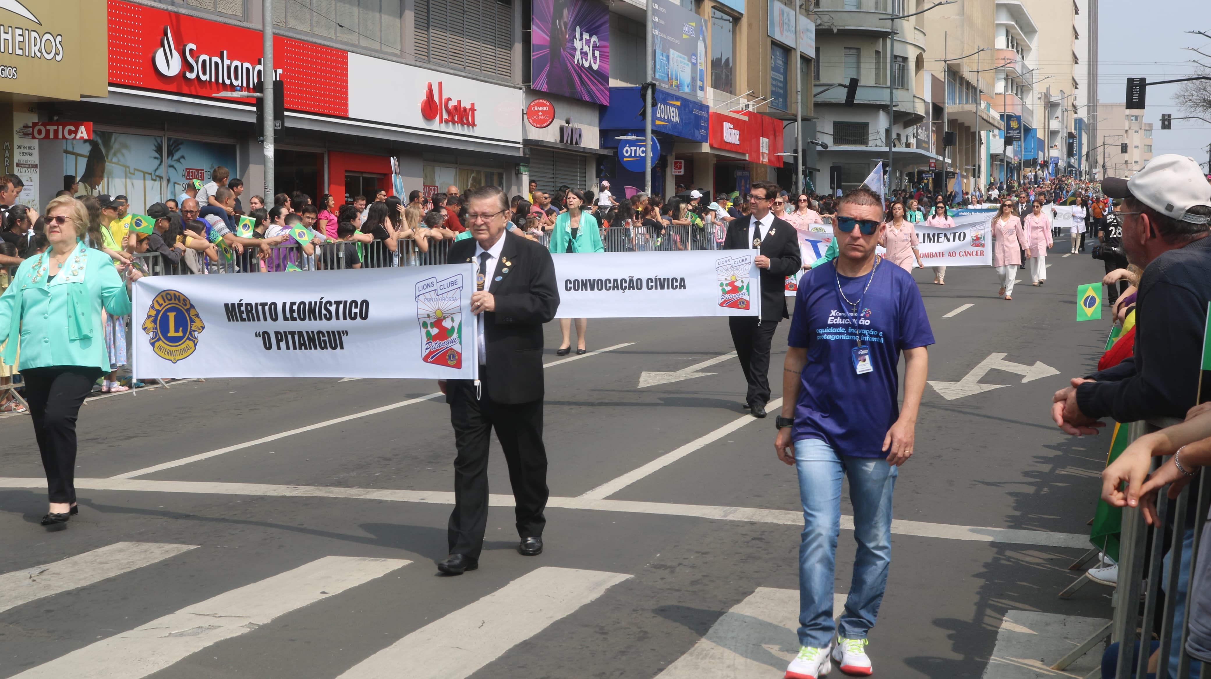 Desfile percorreu as principais ruas e avenidas de Ponta Grossa na manhã deste sábado (07)