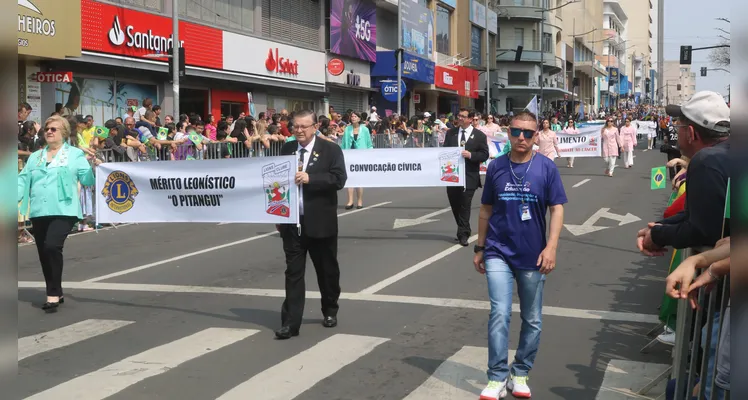 Desfile percorreu as principais ruas e avenidas de Ponta Grossa na manhã deste sábado (07)